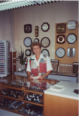 Christine Zietz im Verkaufsraum (Pohlandstrasse, 1993)